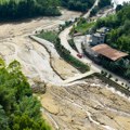 Most se ruši, automobil propada u nabujalu reku: Stravičan snimak poplava iz Kine, stradalo najmanje 9 osoba