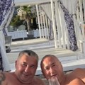 Đani uslikan sa bivšim dečkom naše starlete: Poskidali se do pojasa, pa nazdravili - Cela plaža gleda u njih (foto)
