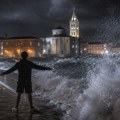 Nevreme donelo visoke talase i haos na obali, ali ono što su uradila dvojica mladića iznenadilo je mnoge: "Ovo strancima ne…