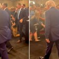 Donald Tramp nosi pelene?! Misteriozna izbočina na leđima predsednika Amerike pokrenula lavinu teorija (video)