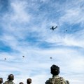 Padobranci NATO zbog jakog vetra završili na drveću u Belgiji