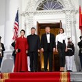 Melanija Tramp krši nepisana modna pravila – kakvu poruku nosi božur na njenim pantalonama