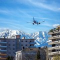 Avion se spušta između visokih planina: Evo zašto ovaj evropski aerodrom predstavlja poseban izazov za pilote