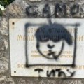 (Foto) Skandalozno i sramno! Vandalizovana spomen-ploča Milici Rakić, devojčici koja je poginula u NATO bombardovanju