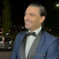 Darko snimao majku dok je spremala zimnicu u Brestaču, sve vreme je zadirkivao i zasmejavao: "Ide turšija?"