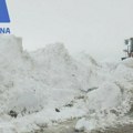Vanredna situacija proglašena u Sjenici: Sneg pada bez prestanka skoro 24 sata, sve putarine službe na terenu