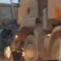 Automobil zgužvan između kamiona u lančanom sudaru: Stravična scena iz Belog Potoka