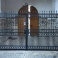 Na ulazu u manastir Banjska postavljena nova kapija