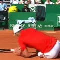 Novak iskrenuo nogu i pao: Ovako je Đoković "zaledio" navijače u Monte Karlu