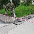 Naređena hitna evakuacija! "Pukao" beton u rumunskom gradu, krater dubok dva metra (foto)