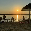 Kupanje do mraka: Zrenjaninci se rashlađuju na popularnoj plaži Peskara