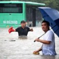 Obilne padavine u Kini urušile most, reagovao i Si: Automobili upadali u reku, ima poginulih