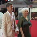 Film "Majka Mara" prikazan na Sarajevo film festivalu: Mirjana Karanović prošetala crvenim tepihom sa Vučićem