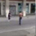 Panika na trgu u Italiji: Polugoli Marokanac prolaznike povređivao makazama, policija ga zaustavila elektrošokerom (video)