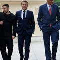 Makron kakvog do sada nismo videli, snimak sve iznenadio: Šta ovo "čuči" u francuskom predsedniku?