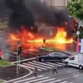 Auto se zapalio u pokretu! Požar izbio nasred ulice na Novom Beogradu, vatrogasci brzo stigli (video)