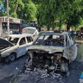 Plamen progutao Mercedes u Đure Đakovića, oštećena još tri vozila