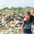 Dušanova (12) životna priča rasplakala je Srbiju: Živi bez majke, u šupi i kopa po đubretu da preživi: Sada konačno dobija…