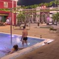 Skinuo se najzgodniji učesnik elite i navlažio celo telo! Devojke, spremite ledenu vodu i pogledajte bezobrazne kadrove…