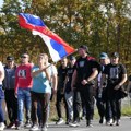 Srbi sa Kosova i Metohije koji pešače ka Novom Sadu napreduju ka Ljigu: Želimo da podržimo svoju državu
