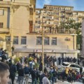 Palice u džipu ispred SNS-a u Lazarevcu: Građani ih sami izvukli, a onda ih je napala grupa muškaraca