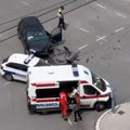 Težak sudar na novom Beogradu: Morali da seku automobil, momak krvav izašao iz vozila! Video