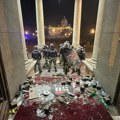 Đilasovi huligani s fantomkama gađali kaenicama policajce: Užasne scene u centru Beograda (video)