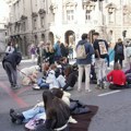 Studenti se okupljaju ispred mduls, blokirali saobraćaj na raskrsnici Ulice kneza Miloša i Birčaninove