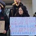 Mitrovčani izašli na ulicu da podrže mladu porodilju: Marica koja krivi doktora za smrt bebe u prvom redu nosila…
