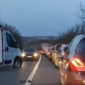 Saobraćajna nesreća kod Mladenovca: Oboren motociklista, stvaraju se velike gužve (video)