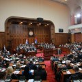 Poslanici Skupštine Srbije manje o ekspozeu, više o povredama poslovnika i 'preletačima'