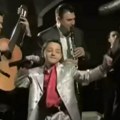 "Ništa ne razumem, ali je hit" Srebrno odelo i klinac iz Rumunije - ko peva narodnjak koji je zaludeo TikTok?