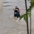 Potresan snimak troje mladih par minuta pre nego ih je bujica odnela: Potraga i dalje u toku, ljudi strahuju da ih neće žive…