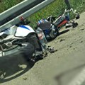 (Foto) teška nesreća Na "milošu velikom" Mladić i devojka na motoru sleteli sa puta i zakucali se u bankinu