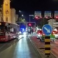 "Ogrnut zastavom Srbije dok krade nešto, zvuči: Poznato..." Momci uneli klupu u autobus, a kada vozač nije hteo da krene…