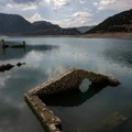 (Foto) izronilo selo koje je bilo potopljeno pre 45 godina: Dramatične fotografije kamenih ostataka nakon suše u Grčkoj