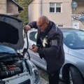 Šok! Zmija pod haubom: Beograđani se uplašili kad su je videli, a onda se pojavio Vladica (video)