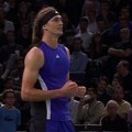 Zverev nameštao kosu, izmamio uzdahe oba pola (VIDEO)