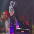 Stigle procene! Na nastupu Tee Tairović u Novom Pazaru skoro 50.000 ljudi! Pevačica obomotana u zastavu fudbalskog! Hitna…