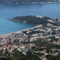 Poginula devojka tokom parasejlinga u Budvi, policija: Radimo na utvrđivanju svih okolnost