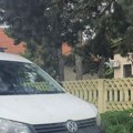 Na zgradi pošte u Prilužju postavljena tabla Pošte Kosova, ispred objekta policija