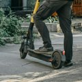 BEZ DOZVOLE, BEZ KACIGE, BEZ SVESTI O OPASNOSTI: Maloletnici i električni dvotočkaši pod lupom policije