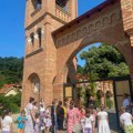 Deca iz OŠ i vrtića „Jovan Popović“ iz Bešenova završni dan škole provela u manastiru Bešenovo