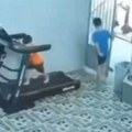 Старији брат је на све мислио: Трчао на траци, па због њега излетео у двориште, снимак гледало милион и по људи