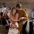 Poznata Hrvatica imala bajkovito venčanje, a kumovala joj Srpkinja koju svi volimo: Udala se u venčanici koju su šili satima