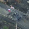 Ruski tenkisti šalju oklopne transportere M113 sa ruskim i američkim zastavama da napadnu položaje ukrajinskih oružanih snaga…