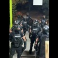 VIDEO: Policija krenula da uđe na PMF, dekan ih obavestio da nisu pozvani