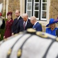 Melanija i Kamila u kočiji; Tramp stigao helikopterom FOTO