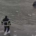 Pogleadajte - ovako je vatrogasc izvukao auto iz reke: Zagazio je sam u ledenu Drinu i ... (video)