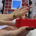 (VIDEO) Predstavljeni "pametni" veštački nokti: Menjaju boju za pet sekundi, u ponudi 400 nijansi